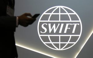 Новая волна санкций: как отключение от SWIFT повлияет на рядовых россиян?