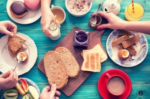 Какие продукты никогда не стоит есть на завтрак и что выбрать вместо