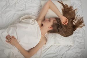 Проснулись посреди ночи и не можете уснуть? Лучшие техники засыпания