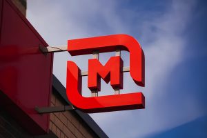 Сколько зарабатывает одна точка магазина Магнит в день?