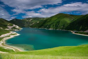 Самые красивые горные озёра России: где находятся и как доехать?