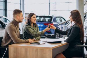 Почему покупка авто с салона за наличные дороже, чем в кредит?