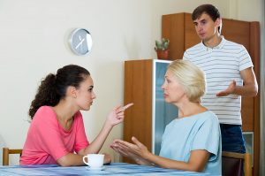 Наследственные войны: Как дети делят квартиру еще при живых родителях?