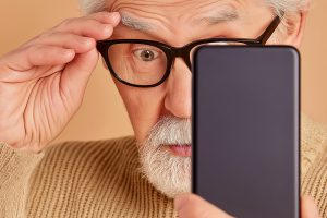 Электронные услуги: Как пенсионеру выжить без смартфона и интернета?