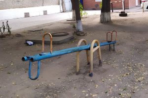 Дворы нашего детства: Куда исчезли песочницы и почему детям негде играть?