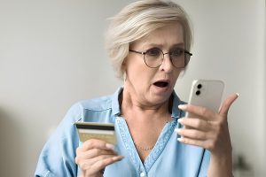 Пенсия под ключ: Как мошенники предлагают "увеличить выплаты" и забирают паспорт!