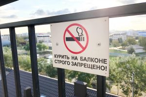 Можно ли курить на балконе своей квартиры: актуальные правила и реальные штрафы