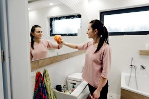Как избавиться от запотевания зеркала в ванной: проверенные средства