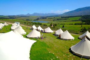 Глэмпинг вместо отеля: как «шалаши» на госденьги меняют туризм России