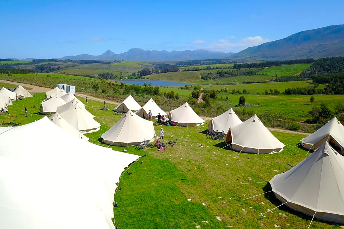 Глэмпинг вместо отеля: как «шалаши» на госденьги меняют туризм России