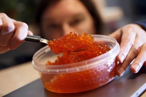 Парадокс красной икры: почему цены растут на фоне рекордного улова