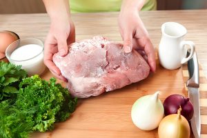 Как разморозить мясо за час без микроволновки: советы для занятых хозяек