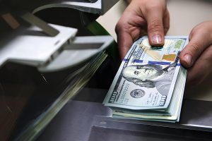 Почему банки в России перестали принимать долларовые купюры: что делать с наличкой?