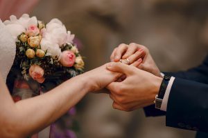 Молодая невеста неожиданно скончалась после свадьбы: что стало причиной трагедии