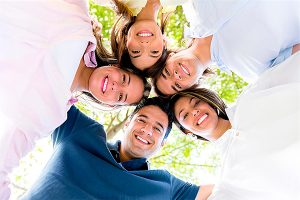 Россиянам рассказали как обзавестись новыми друзьями после 30: Топ-5 лайфхаков