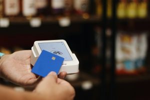 Что лучше: прикладывать или вставлять карту? Правила грамотной оплаты